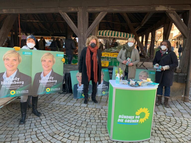 Cindy Holmberg mit Beate Müller-Gemmeke auf dem Markt!