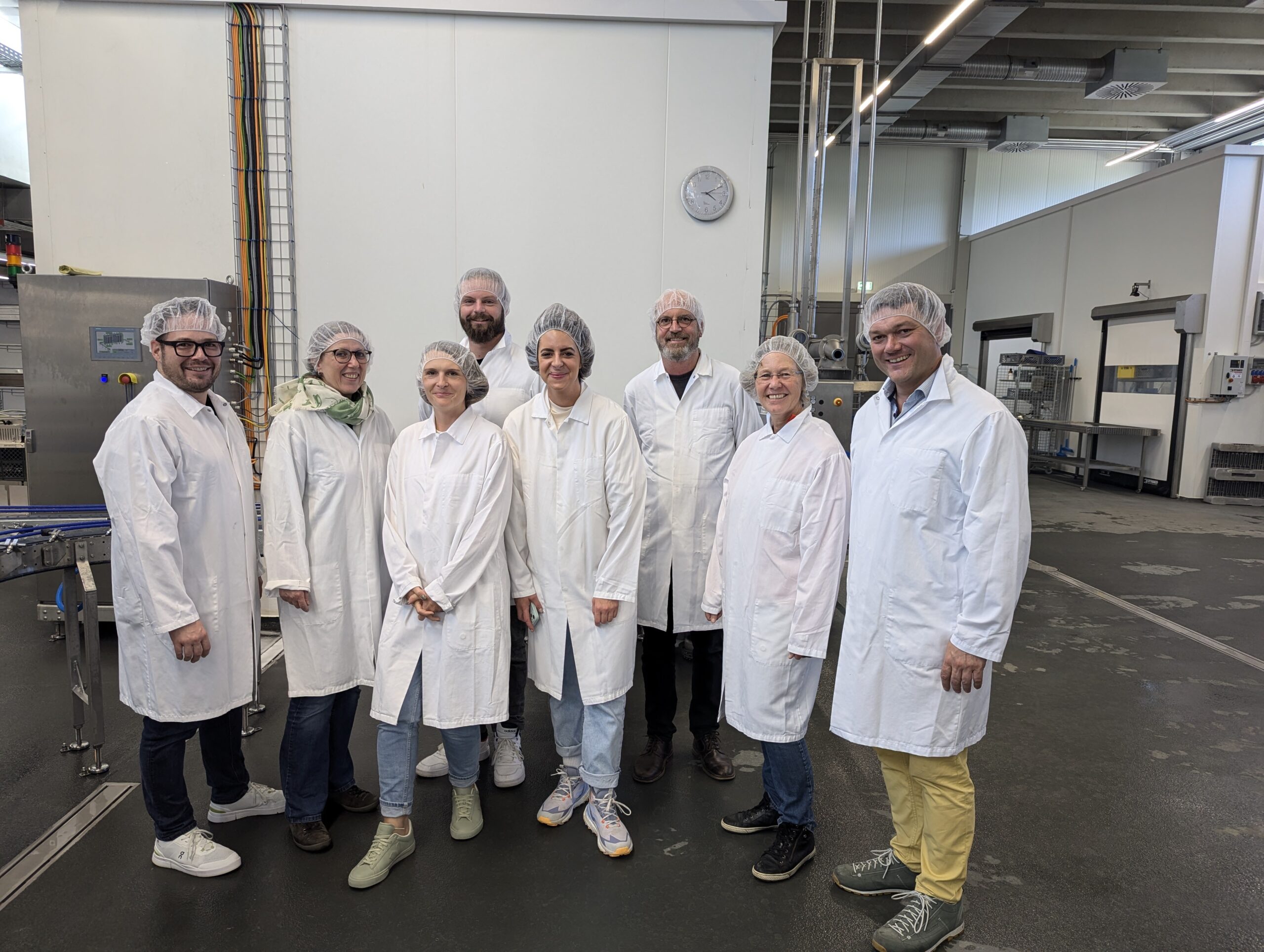 v.l.n.r. Jochen Knecht (Leitung Marketing TressBrüder), Susanne Bernauer. Anja Dölker, Matthias Albath. Lisa Weigert (Stadt- und Kreisrätin, Vorständin OV Metzingen Grüne), Thomas Kraft, Heidrun Schmid-Salzer. Daniel Tress (Leitung Bio-Hotel ROSE und Ausflugsziel „Wimsener Höhle")