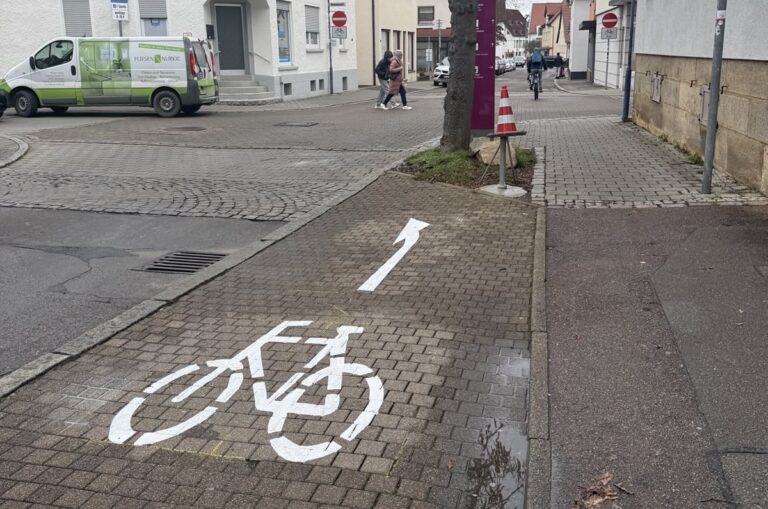 Neue Fahrradsymbole für mehr Sicherheit in Metzingen