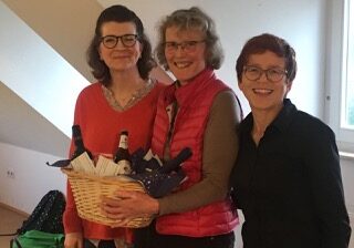 Verabschiedung von Gertrud Kleineikenscheidt (von links: Ursula Lindner, Gertrud Kleineikenscheidt und Ingrid Walter-Kühfuß, es fehlt Friedemann Salzer)